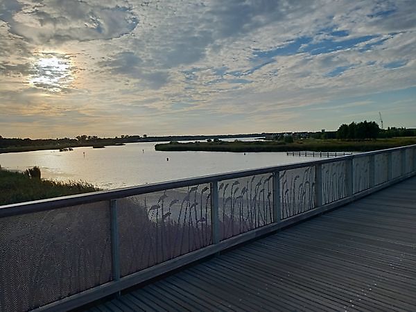 Foto Ondergaande zon Oldambtmeer vanaf Pieter Smitbrug Blauwestad