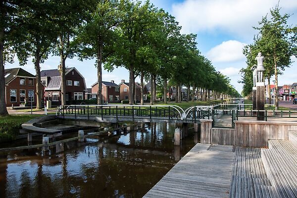 Foto Fietsbrug in Ter Apel met het kunstwerk Looking for you door BlokLugthart Ter Apel