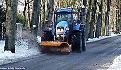 Tractor met sneeuwschuiver Bellingwolde, Westerwolde