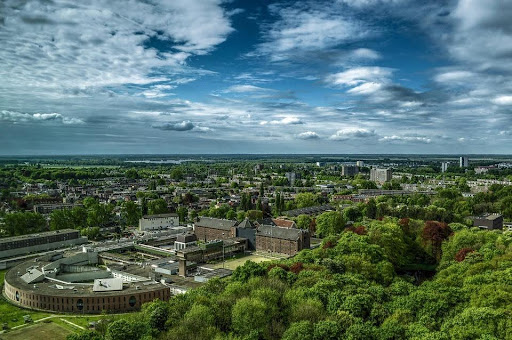 Verborgen roadtrips en ontspannende stops door Oost-Groningen
