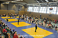 Burgemeester Pieter Smit opent 1e Internationale Blauwestad Judotoernooi met een slag op de “Gong”. Finsterwolde